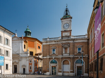 S. Maria del Suffragio und Bankgebäude mit Uhr  Ravenna Emilia-Romagna Italien by Peter Ehlert in Ravenna und Cesenatico