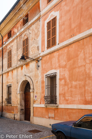 Rotes Starthaus  Ravenna Emilia-Romagna Italien by Peter Ehlert in Ravenna und Cesenatico