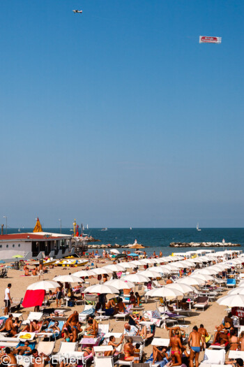 Flieger über Strand  Cesenatico Emilia-Romagna Italien by Peter Ehlert in Ravenna und Cesenatico