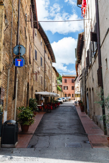 Seitengasse  San Gimignano Toscana Italien by Peter Ehlert in San Gimignano