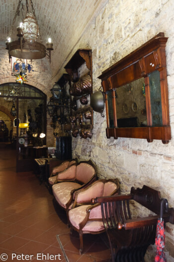 Antiquitäten Geschäft  San Gimignano Toscana Italien by Peter Ehlert in San Gimignano