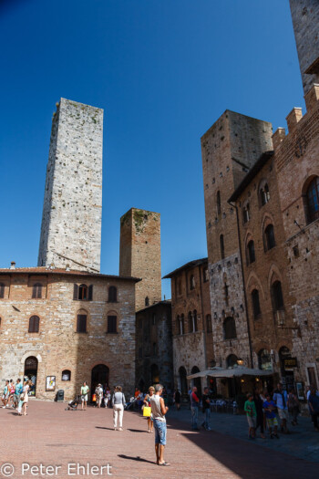 Domplatz  San Gimignano Toscana Italien by Peter Ehlert in San Gimignano