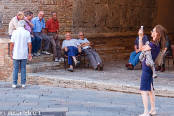 Ältere Herren haben Spaß  San Gimignano Toscana Italien by Peter Ehlert in San Gimignano