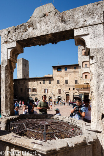 Brunnen  San Gimignano Toscana Italien by Peter Ehlert in San Gimignano