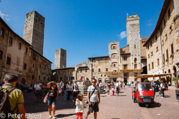 Hauptplatz mit Ape  San Gimignano Toscana Italien by Peter Ehlert in San Gimignano