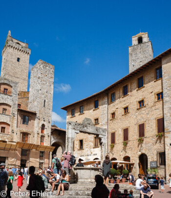 Hauptplatz mit Brunnen  San Gimignano Toscana Italien by Peter Ehlert in San Gimignano