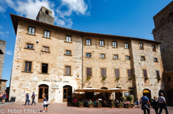 Hauptplatz  San Gimignano Toscana Italien by Peter Ehlert in San Gimignano