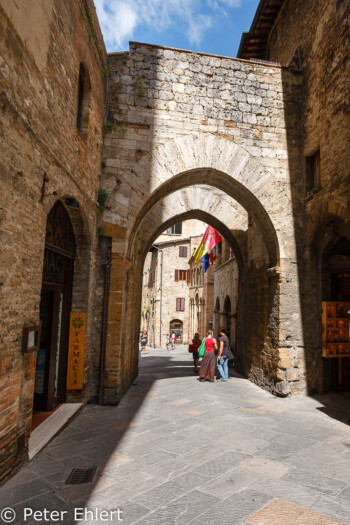 Stadttor  San Gimignano Toscana Italien by Peter Ehlert in San Gimignano