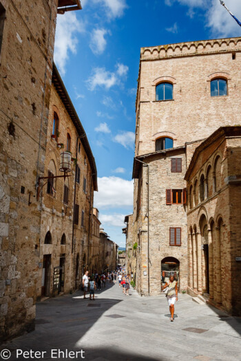 Hauptweg ins Zentrum  San Gimignano Toscana Italien by Peter Ehlert in San Gimignano