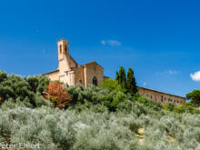 Blick auf Chiesa di Sant'Agostino  San Gimignano Toscana Italien by Peter Ehlert in San Gimignano