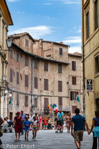 Gasse in der Altstadt  Siena Toscana Italien by Peter Ehlert in Siena auf der Durchreise