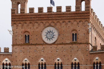 Uhr an Palazzo Pubblico  Siena Toscana Italien by Peter Ehlert in Siena auf der Durchreise