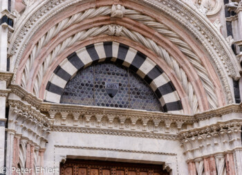 Türbogen des Battistero   Siena Toscana Italien by Peter Ehlert in Siena auf der Durchreise