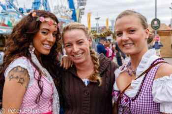 Besucherinnen  München Bayern Deutschland by Peter Ehlert in Münchner Oktoberfest