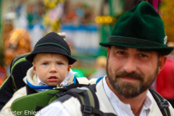 Mann mit Sohn  München Bayern Deutschland by Peter Ehlert in Münchner Oktoberfest