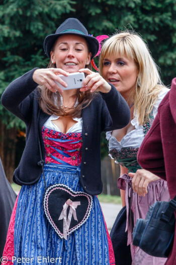 Besucherinnen  München Bayern Deutschland by Peter Ehlert in Münchner Oktoberfest