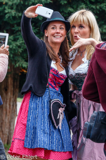 Besucherinnen  München Bayern Deutschland by Peter Ehlert in Münchner Oktoberfest