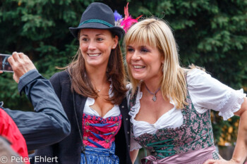 Besucherinnen  München Bayern Deutschland by Peter Ehlert in Münchner Oktoberfest