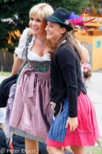 Besucherinnen  München Bayern Deutschland by Peter Ehlert in Münchner Oktoberfest