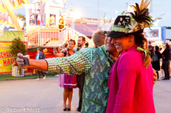 Selfies  München Bayern Deutschland by Peter Ehlert in Münchner Oktoberfest