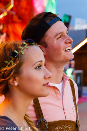 faszinierte Besucher  München Bayern Deutschland by Peter Ehlert in Münchner Oktoberfest