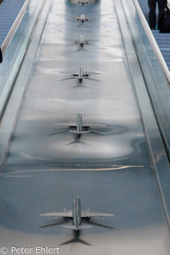 Flugzeuge an Rolltreppe  Las Vegas Nevada USA by Peter Ehlert in Las Vegas Stadt und Hotels