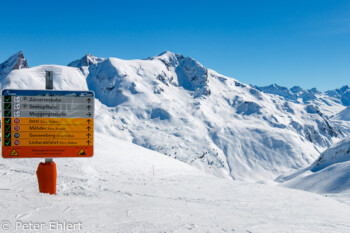 Pistenschild mit Blick auf Trittkopf und Valluga  Lech Vorarlberg Österreich by Peter Ehlert in Sankt Anton 2018