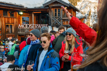 Feiende Leute  Sankt Anton am Arlberg Tirol Österreich by Peter Ehlert in Sankt Anton 2018