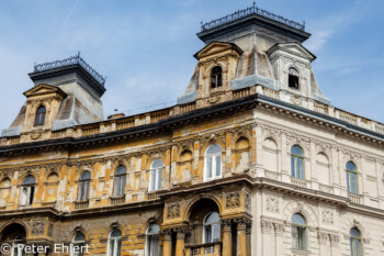 Haus mit renovierter und verfallener Seite  Budapest Budapest Ungarn by Peter Ehlert in Budapest Weekend