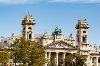 Portal des Ethnografisches Museums  Budapest Budapest Ungarn by Peter Ehlert in Budapest Weekend