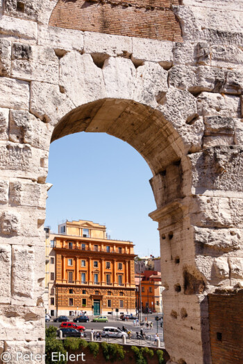 Bogen mit rotem Haus  Roma Latio Italien by Peter Ehlert in Rom - Colosseum und Forum Romanum