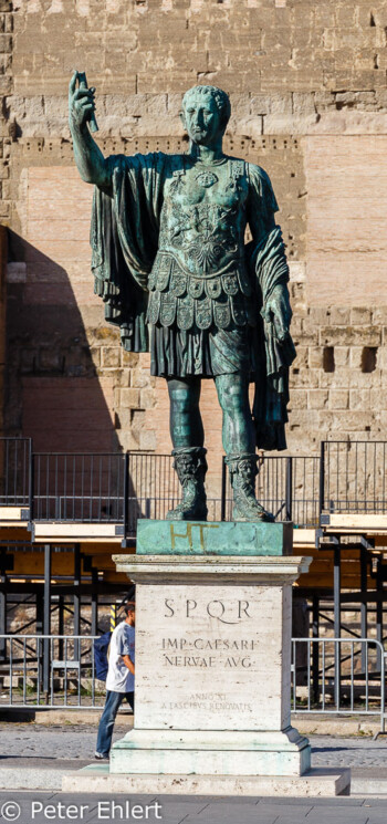 Caesar Statue  Roma Latio Italien by Peter Ehlert in Rom - Colosseum und Forum Romanum
