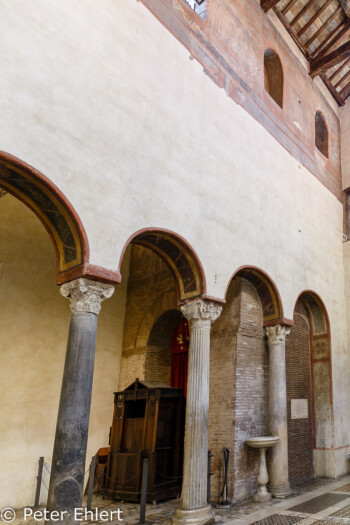 Seitenwand mit Säulen  Roma Latio Italien by Peter Ehlert in Rom - Plätze und Kirchen