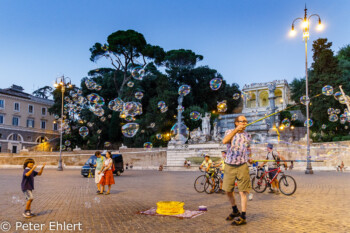 Seifenblasen und Kinder  Roma Latio Italien by Peter Ehlert in Rom - Plätze und Kirchen