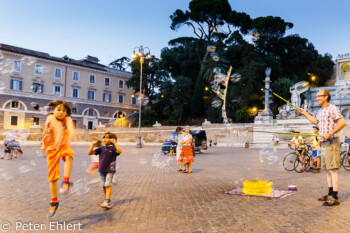 Seifenblasen und Kinder  Roma Latio Italien by Peter Ehlert in Rom - Plätze und Kirchen