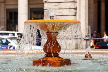 Fontana die Piazza Colonna  Roma Latio Italien by Peter Ehlert in Rom - Plätze und Kirchen