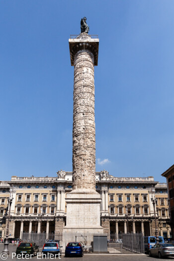 Säule mit Palazzo Wedekind  Roma Latio Italien by Peter Ehlert in Rom - Plätze und Kirchen