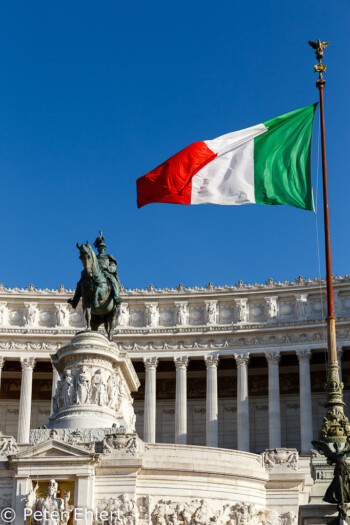 Vittoriano mit Flagge  Roma Latio Italien by Peter Ehlert in Rom - Plätze und Kirchen