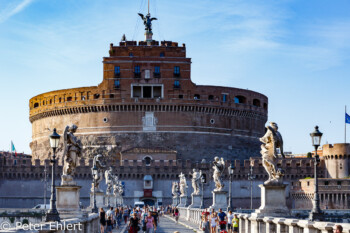 Brücke mit Engelsburg  Roma Latio Italien by Peter Ehlert in Rom - Plätze und Kirchen