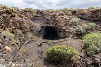 Eingang zur Höhle  Haría Canarias Spanien by Peter Ehlert in LanzaroteCueva