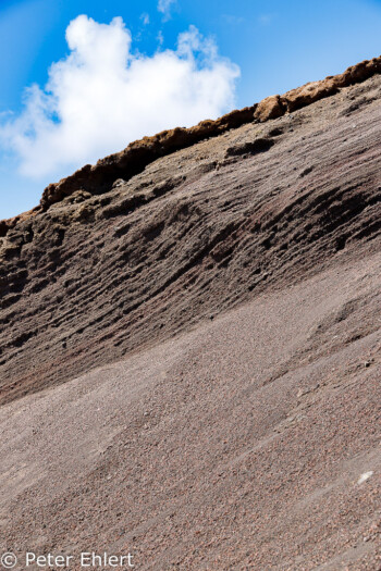 Gesteinsschichten in Caldera  Yaiza Canarias Spanien by Peter Ehlert in LanzaroteElGolfo