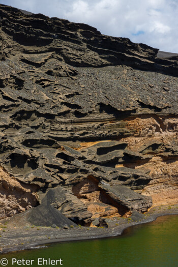 Verschiedene Gesteinsschichten in Caldera mit See  Yaiza Canarias Spanien by Peter Ehlert in LanzaroteElGolfo