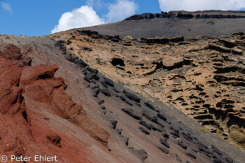 Verschiedene Gesteinsschichten in Caldera  Yaiza Canarias Spanien by Peter Ehlert in LanzaroteElGolfo