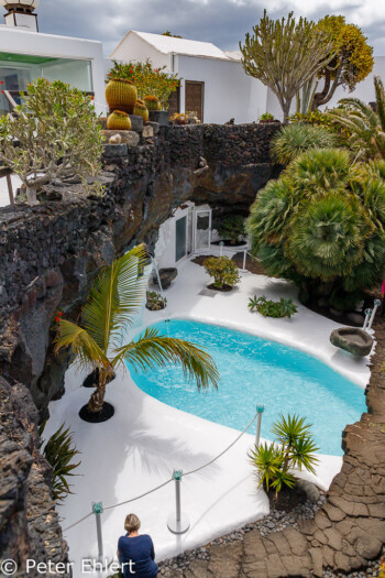Blick auf Poolbereich  Teguise Canarias Spanien by Peter Ehlert in LanzaroteFundacion