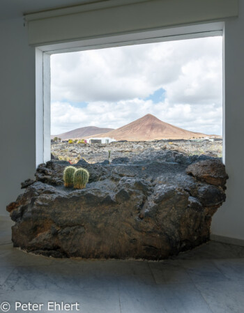 Lava ragt in Innenraum  Teguise Canarias Spanien by Peter Ehlert in LanzaroteFundacion