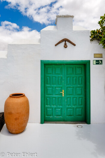 Grüne Tür  Teguise Canarias Spanien by Peter Ehlert in LanzaroteFundacion