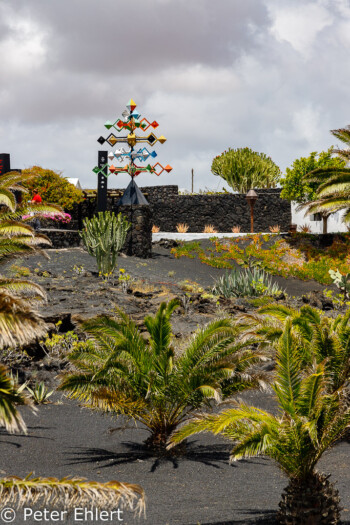 Energíade la pirámide (1991) und Garten  Teguise Canarias Spanien by Peter Ehlert in LanzaroteFundacion