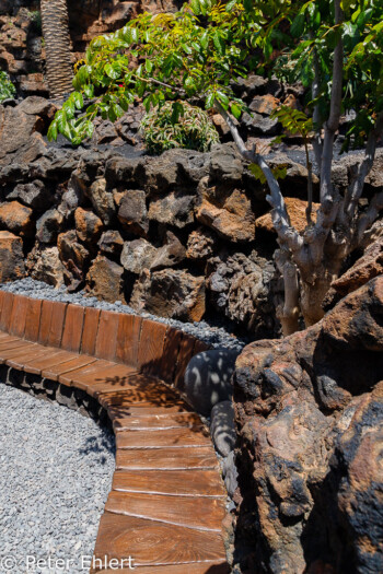 Sitzbank aus Holz  Haría Canarias Spanien by Peter Ehlert in LanzaroteJameos