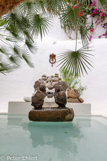 Innenhof mit Brunnen  Nazaret Canarias Spanien by Peter Ehlert in LanzaroteLagomar