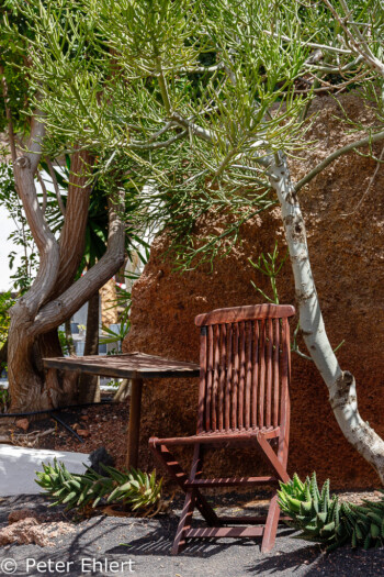 Deckchair unter Baum  Nazaret Canarias Spanien by Peter Ehlert in LanzaroteLagomar